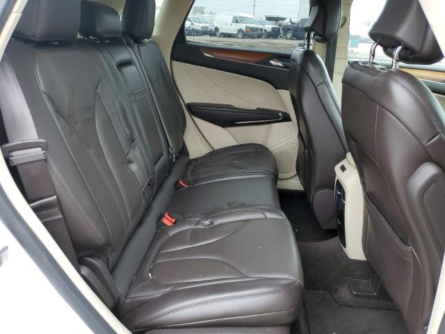 5LMCJ3D90GUJ20039 - 2016 LINCOLN MKC RESERVE WHITE photo 11