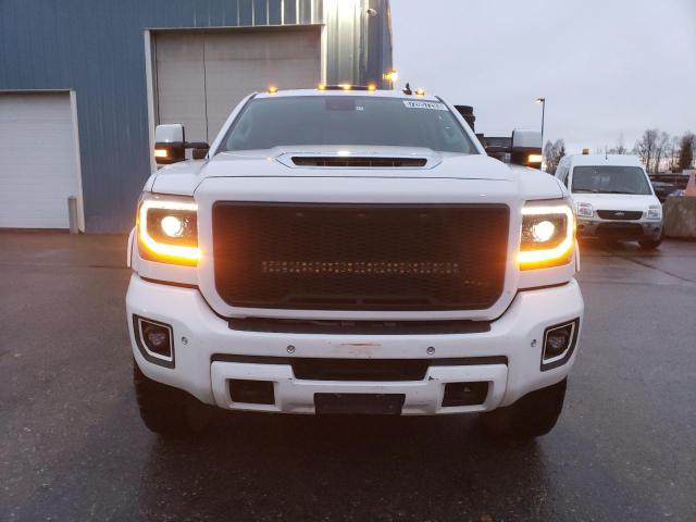 1GT12TEY4JF270720 - 2018 GMC SIERRA K2500 SLT WHITE photo 5