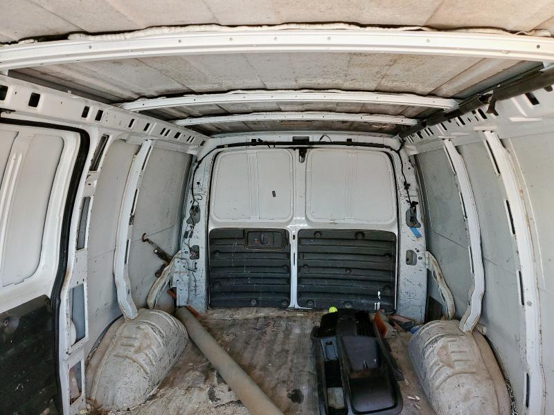 1GCGG25V341108218 - 2004 CHEVROLET EXPRESS G2 WHITE photo 10