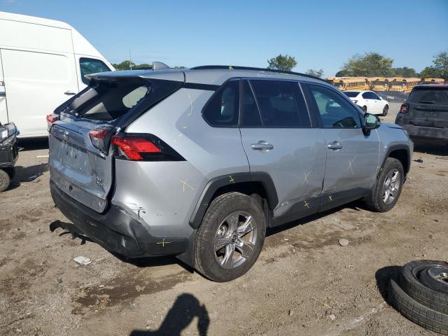 2T3RWRFV9SW261672 - 2025 TOYOTA RAV4 XLE Сріблястий фото 3