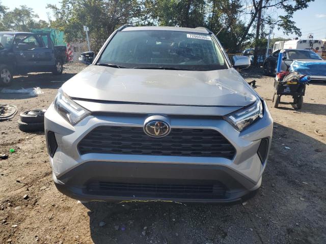 2T3RWRFV9SW261672 - 2025 TOYOTA RAV4 XLE Сріблястий фото 5