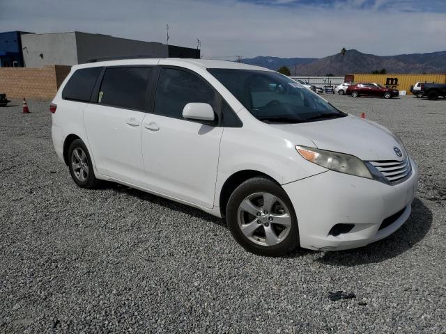 5TDKK3DC3GS742537 - 2016 TOYOTA SIENNA LE WHITE photo 4