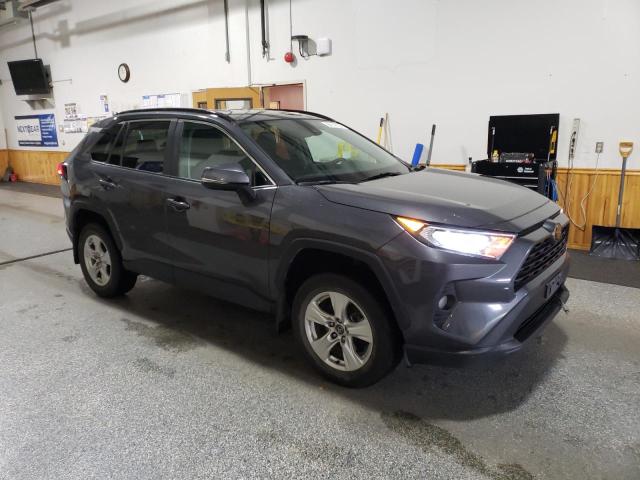 2T3P1RFV0MW167415 - 2021 TOYOTA RAV4 XLE 灰色 照片 4