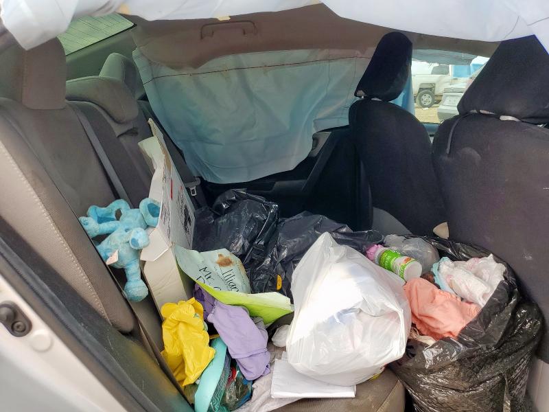 5YFBURHE6JP814677 - 2018 TOYOTA COROLLA L SILVER photo 10