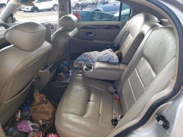 1LNHM81W32Y663460 - 2002 LINCOLN TOWN CAR EXECUTIVE Beige Foto 10