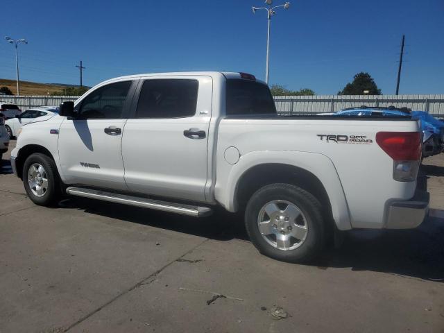 5TFDV54138X071344 - 2008 TOYOTA TUNDRA CREWMAX WHITE photo 2