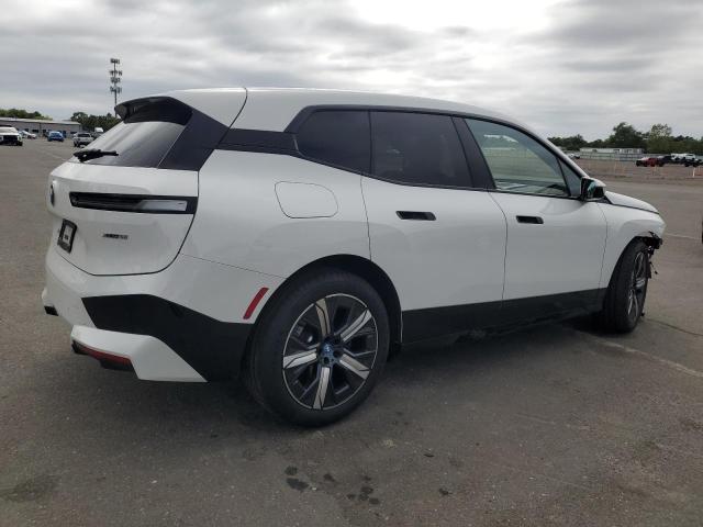 WB523CF03RCR31320 - 2024 BMW IX XDRIVE50 WHITE photo 3