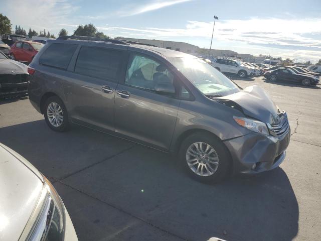 5TDYZ3DC1HS775074 - 2017 TOYOTA SIENNA XLE GRAY photo 4