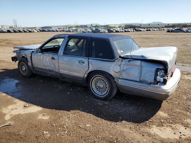 1LNLM82W9PY702813 - 1993 LINCOLN TOWN CAR SIGNATURE SILVER photo 2