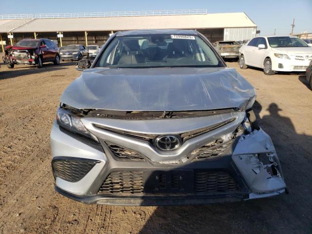 4T1G11AK3PU738357 - 2023 TOYOTA CAMRY SE NIGHT SHADE SILVER photo 5