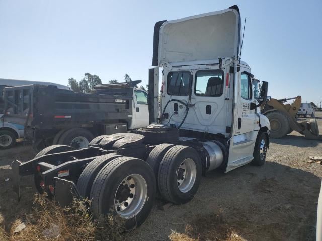 1FUJGED59FLFU8715 - 2015 FREIGHTLINER CASCADIA 1 WHITE photo 4