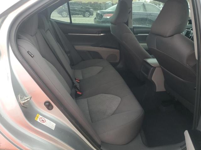 4T1B11HK9JU653921 - 2018 TOYOTA CAMRY L SILVER photo 10