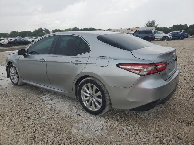 4T1B11HK9JU653921 - 2018 TOYOTA CAMRY L SILVER photo 2