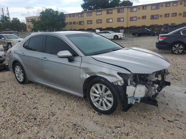 4T1B11HK9JU653921 - 2018 TOYOTA CAMRY L SILVER photo 4