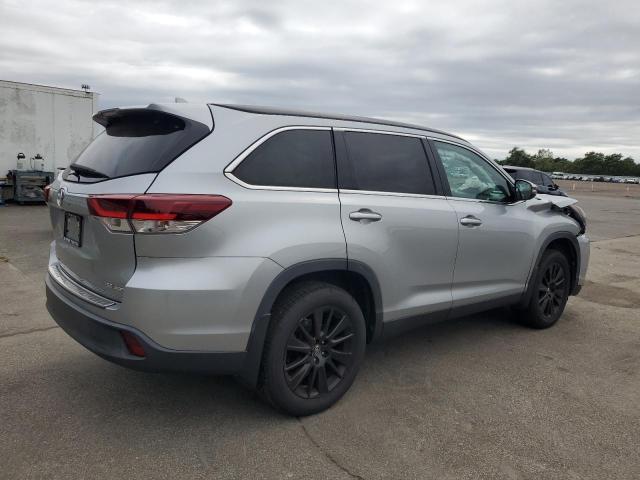 5TDJZRFH5KS956439 - 2019 TOYOTA HIGHLANDER SE SILVER photo 3
