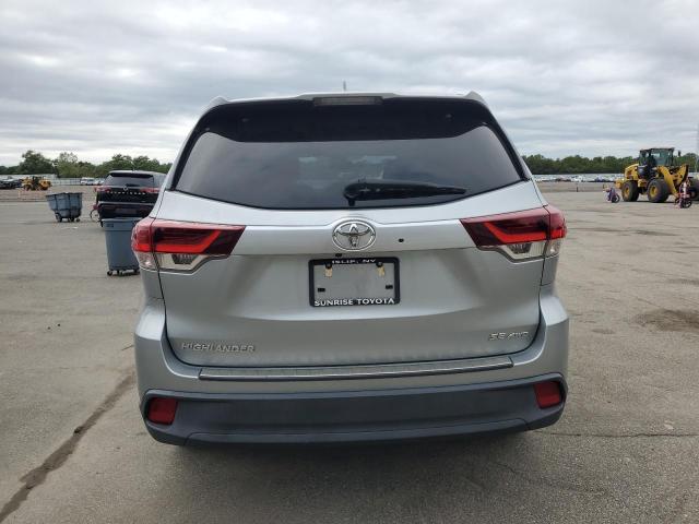 5TDJZRFH5KS956439 - 2019 TOYOTA HIGHLANDER SE SILVER photo 6