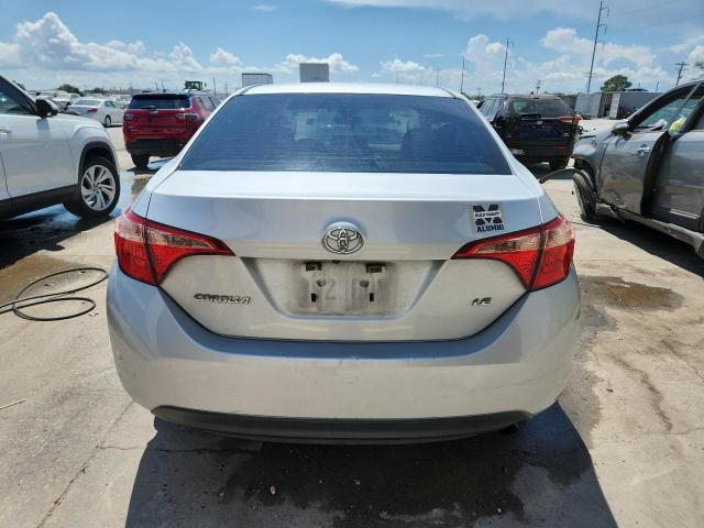 5YFBURHE5JP772910 - 2018 TOYOTA COROLLA L SILVER photo 6