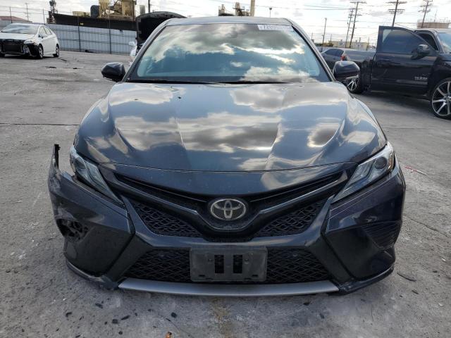 4T1B61HK6JU060485 - 2018 TOYOTA CAMRY XSE Siyah fotoğraf 5