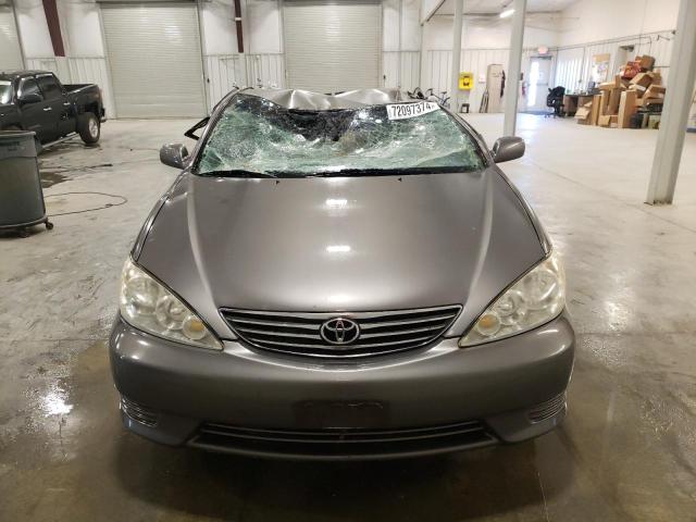 4T1BE32KX5U634826 - 2005 TOYOTA CAMRY LE GRAY photo 5