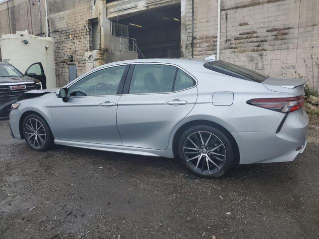 4T1G11BK4PU100861 - 2023 TOYOTA CAMRY SE NIGHT SHADE SILVER photo 2