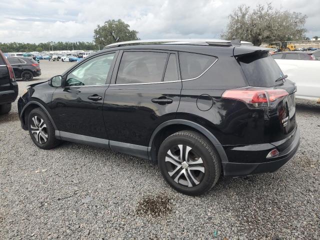 2T3ZFREV9JW453965 - 2018 TOYOTA RAV4 LE Negro foto 2