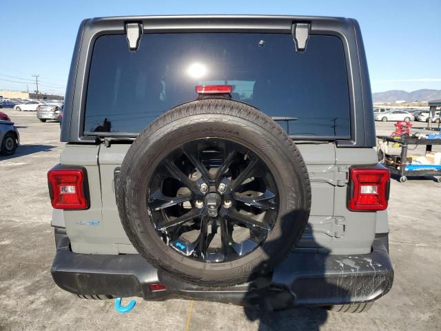 1C4JJXP61NW272307 - 2022 JEEP WRANGLER U SAHARA 4XE GRAY photo 6