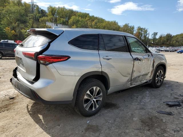 5TDGZRBH2NS193915 - 2022 TOYOTA HIGHLANDER XLE فضي صورة 3