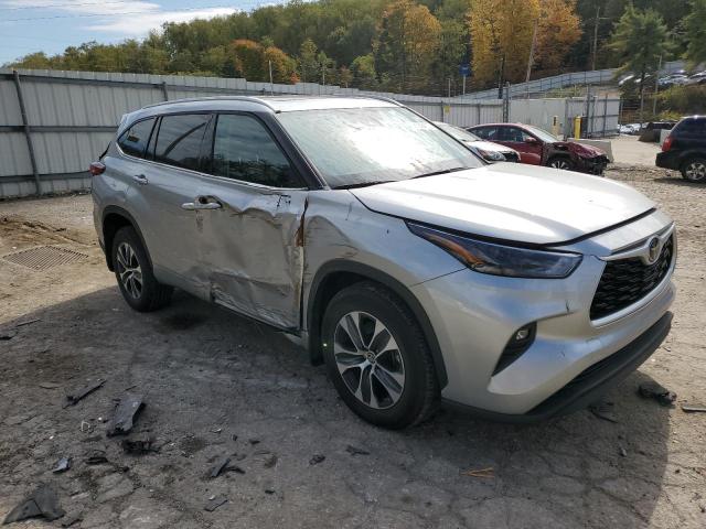 5TDGZRBH2NS193915 - 2022 TOYOTA HIGHLANDER XLE فضي صورة 4