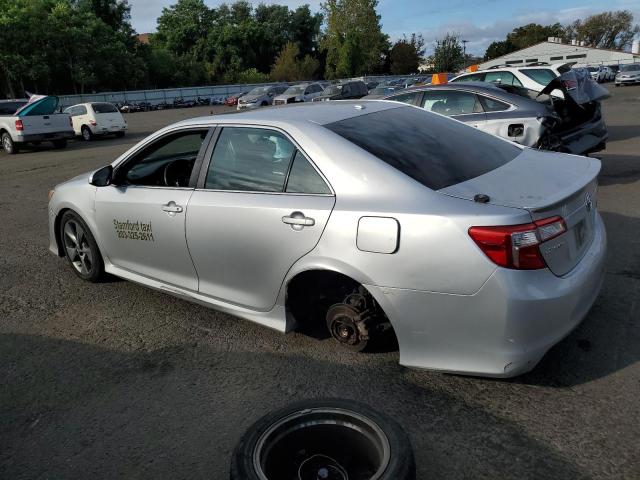 4T1BK1FK9EU026951 - 2014 TOYOTA CAMRY SE SILVER photo 2