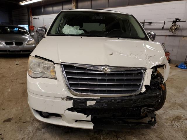 2A4RR8DX3AR404561 - 2010 CHRYSLER TOWN & COU TOURING PLUS WHITE photo 5