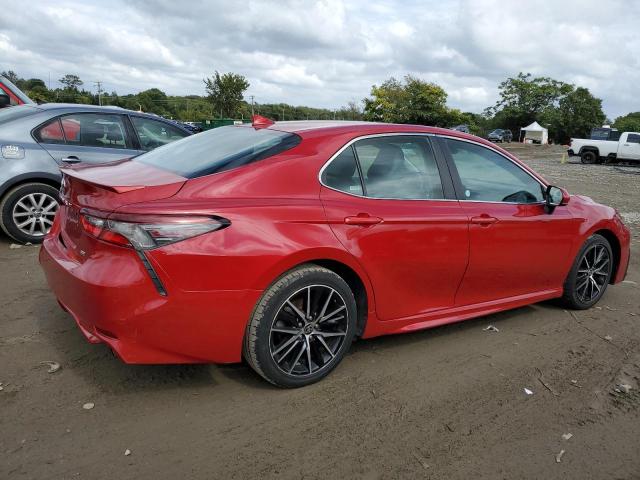 4T1G11AK6MU429915 - 2021 TOYOTA CAMRY SE RED photo 3