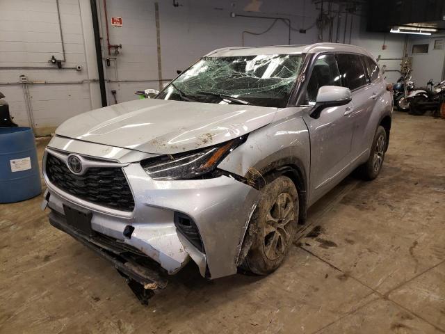 5TDGZRBH7NS225290 - 2022 TOYOTA HIGHLANDER XLE SILVER photo 1