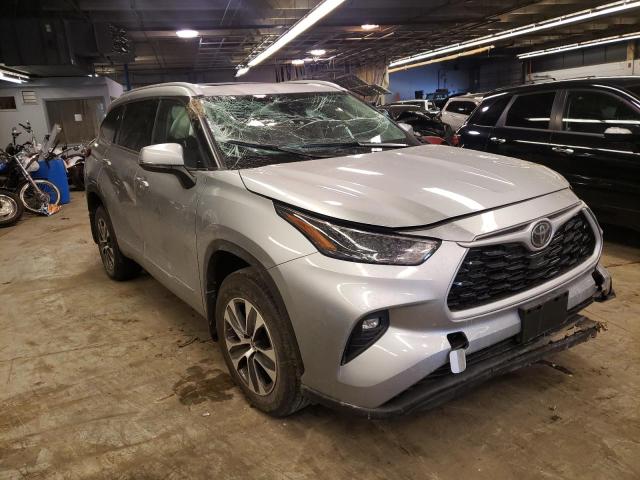 5TDGZRBH7NS225290 - 2022 TOYOTA HIGHLANDER XLE SILVER photo 4