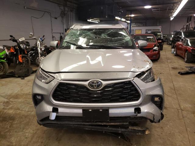 5TDGZRBH7NS225290 - 2022 TOYOTA HIGHLANDER XLE SILVER photo 5