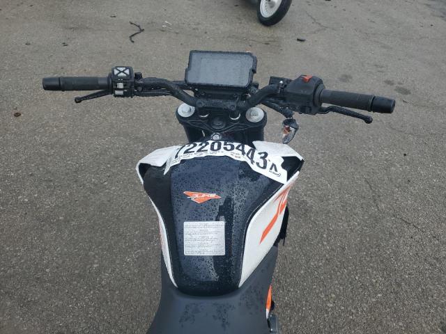 MD2JPJ400KC209380 - 2019 KTM 390 DUKE WHITE photo 5