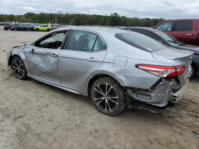 4T1G11AK4LU333912 - 2020 TOYOTA CAMRY SE SILVER photo 2