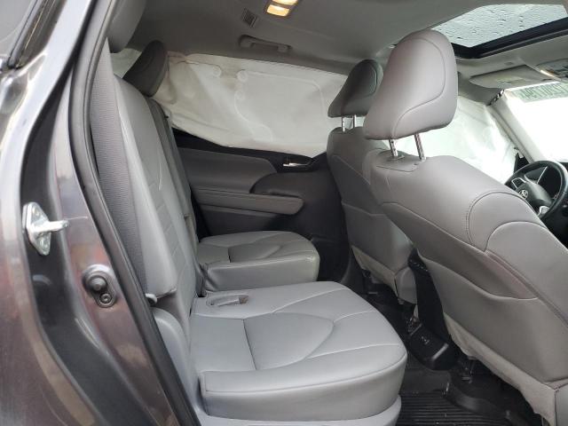 5TDGZRBH2NS200555 - 2022 TOYOTA HIGHLANDER XLE GRAY photo 11