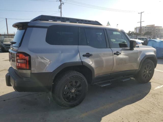 JTEABFAJXRK000822 - 2024 TOYOTA LAND CRUIS BASE Brązowy zdjęcie 3