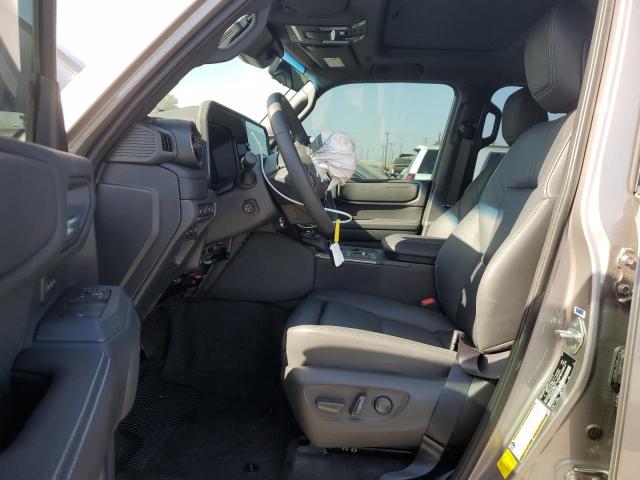 JTEABFAJXRK000822 - 2024 TOYOTA LAND CRUIS BASE Brązowy zdjęcie 7