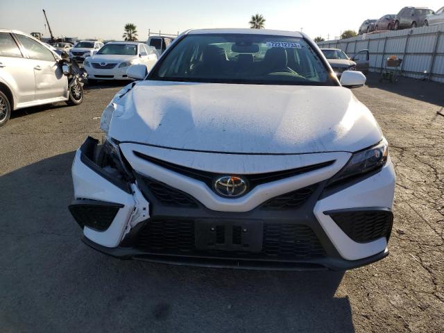 4T1S11AK8PU097331 - 2023 TOYOTA CAMRY SE NIGHT SHADE WHITE photo 5