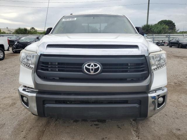 5TFRW5F15GX195677 - 2016 TOYOTA TUNDRA DOUBLE CAB SR/SR5 WHITE photo 5