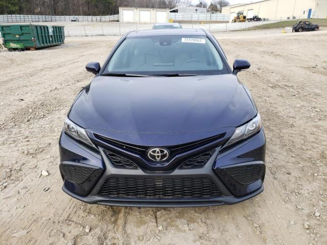 4T1S11AK8NU668510 - 2022 TOYOTA CAMRY SE NIGHT SHADE BLUE photo 5