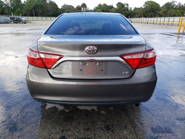 4T1BF1FK5HU315897 - 2017 TOYOTA CAMRY LE GRAY photo 6