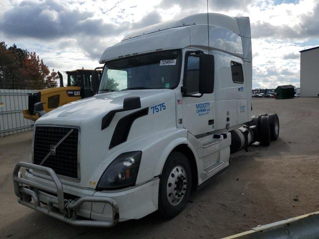 4V4NC9EH7FN910650 - 2015 VOLVO VN VNL WHITE photo 2