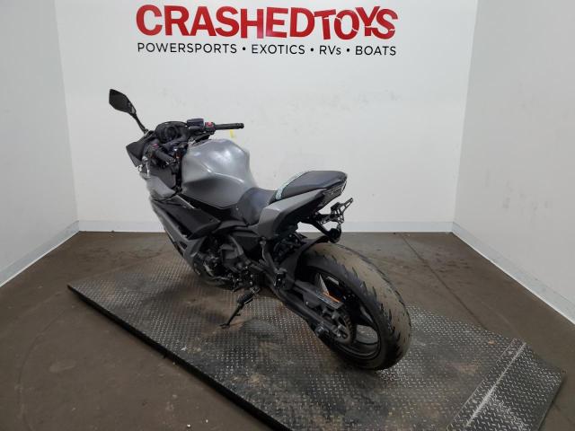 JKAEXEJ13HDA01909 - 2017 KAWASAKI EX650 J ნაცრისფერი ფოტო 3