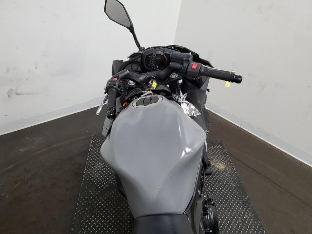 JKAEXEJ13HDA01909 - 2017 KAWASAKI EX650 J ნაცრისფერი ფოტო 5