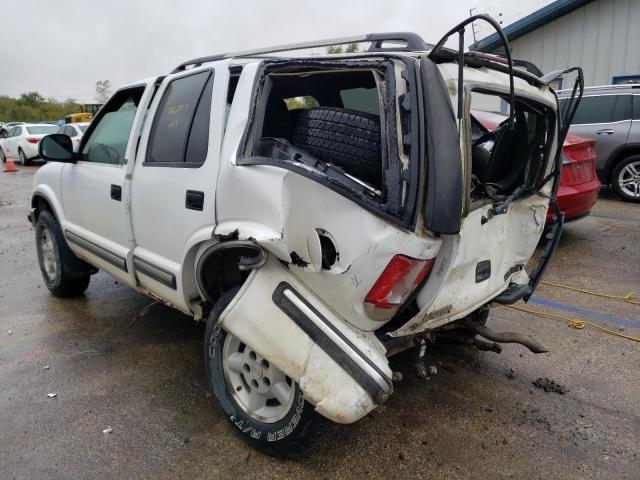 1GNDT13W0W2300639 - 1998 CHEVROLET BLAZER WHITE photo 2