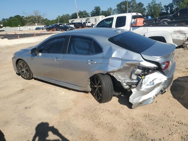 4T1G11AK7LU902994 - 2020 TOYOTA CAMRY SE SILVER photo 2