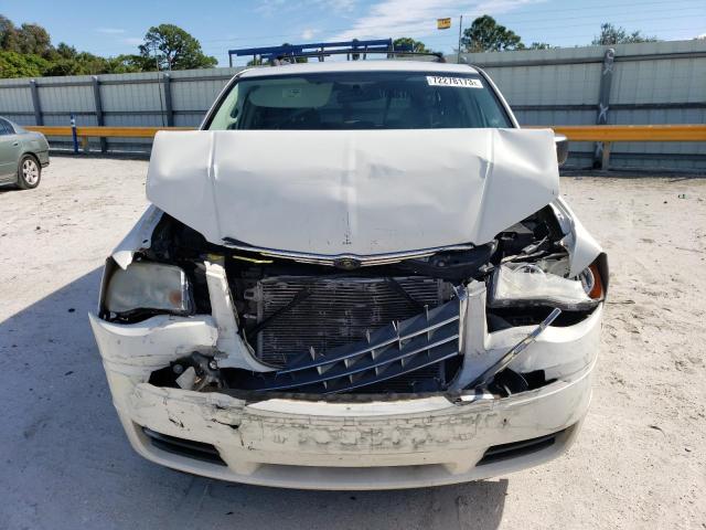 2A4RR2D15AR391109 - 2010 CHRYSLER TOWN & COU LX WHITE photo 5