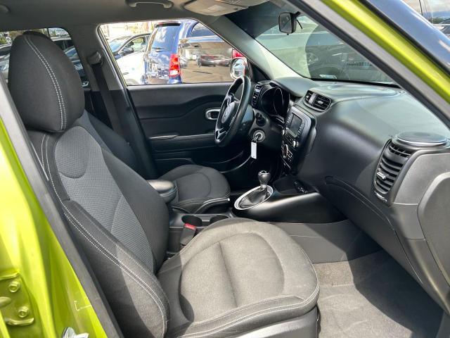 KNDJP3A58H7879147 - 2017 KIA SOUL + GREEN photo 5